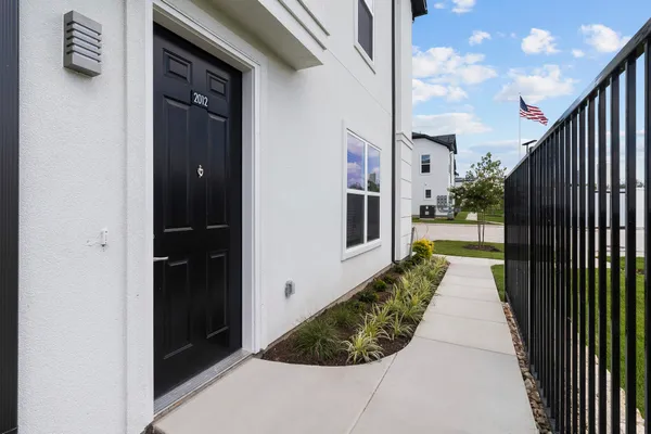 a view of a house with backyard