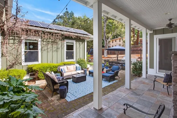 a view of a house with backyard