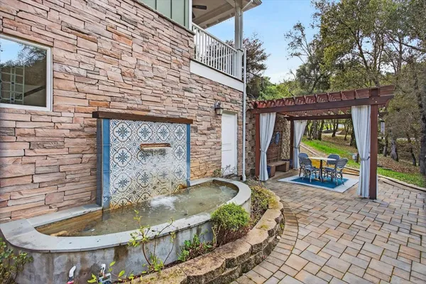 an aerial view of a house with outdoor space and lake view