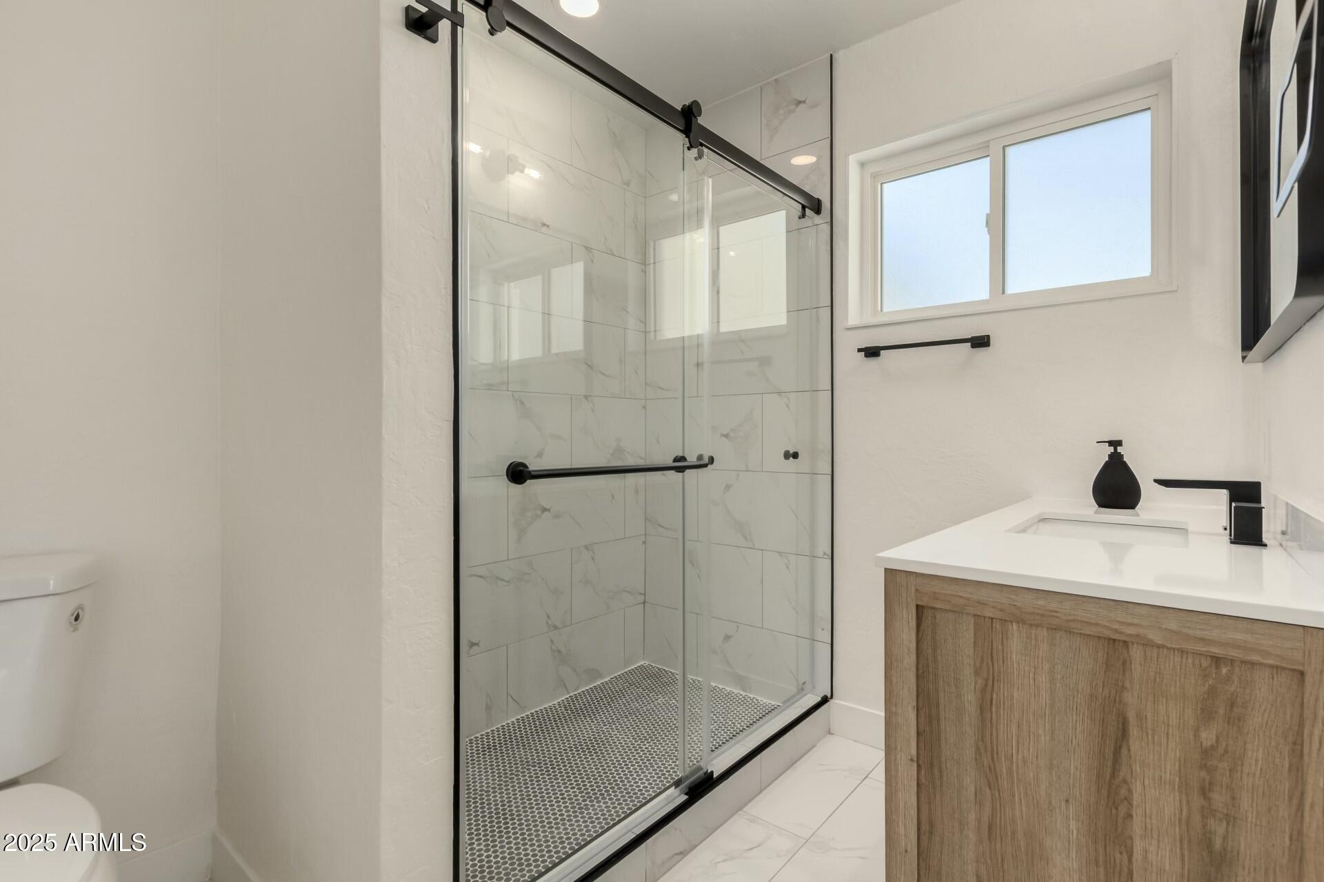 2240 West Cheery Lynn Road Phoenix, AZ 85015 - Photo 22 of 35 primary bath