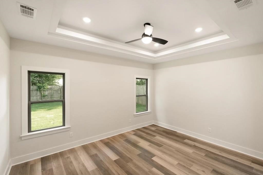 4977 Chevron Road Memphis, TN 38118 - Photo 9 of 19 a view of an empty room with a window