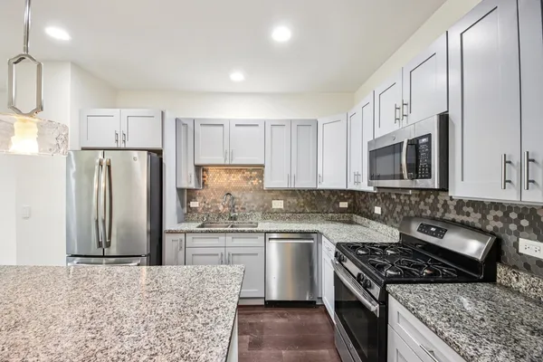 $3,000 | 905 Times Square Drive, Aurora, IL 60504