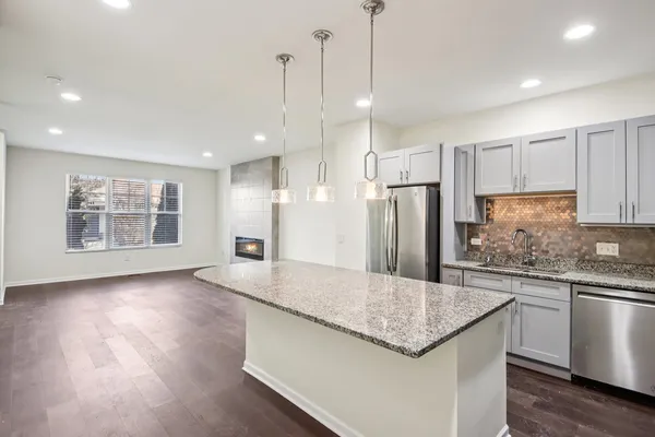 $3,000 | 905 Times Square Drive, Aurora, IL 60504