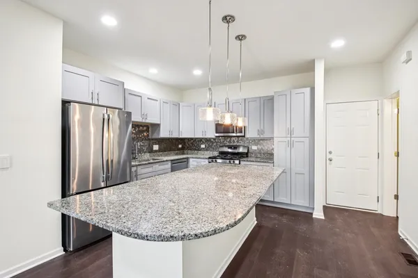 $3,000 | 905 Times Square Drive, Aurora, IL 60504