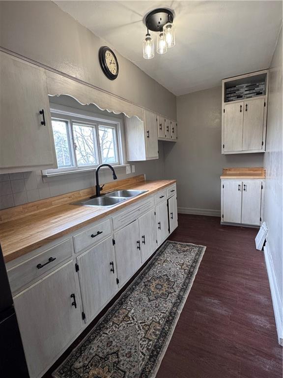 504 Emerson Avenue Farrell, PA 16121 - Photo 14 of 24 a spacious bathroom with double vanity and a mirror