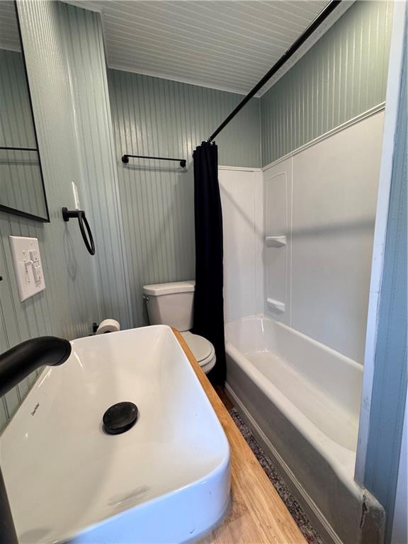 504 Emerson Avenue Farrell, PA 16121 - Photo 21 of 24 a bathroom with a tub and shower