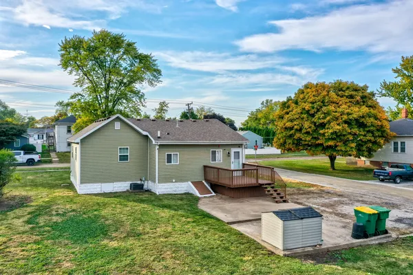 a view of a house with backyard and a garden