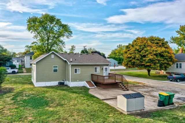 a view of a house with backyard and a garden