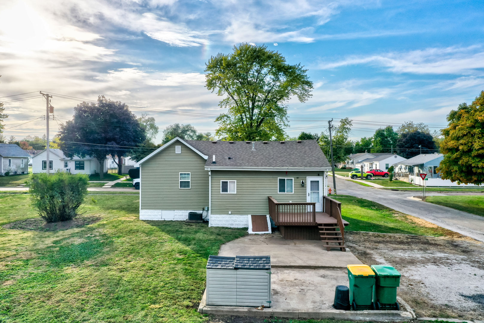 401 South 5th Avenue Streator, IL 61364 - Photo 16 of 17 a front view of a house with garden