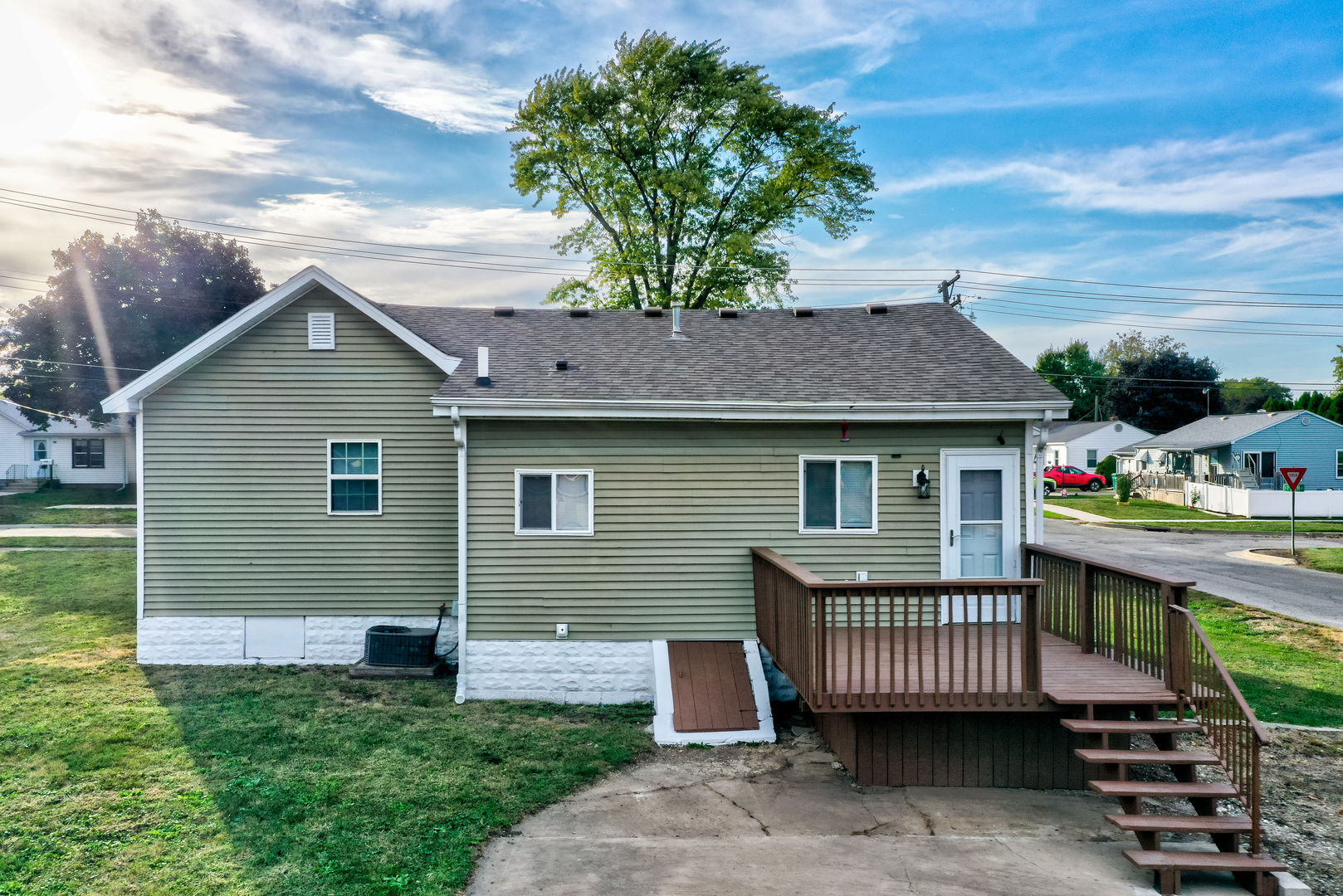 401 South 5th Avenue Streator, IL 61364 - Photo 17 of 17 a front view of a house with garden