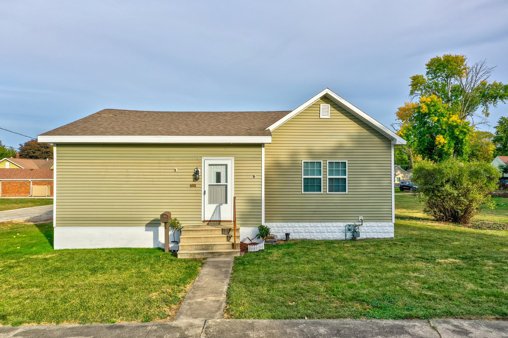 401 South 5th Avenue Streator, IL 61364 - Photo 3 of 17 a front view of a house with garden