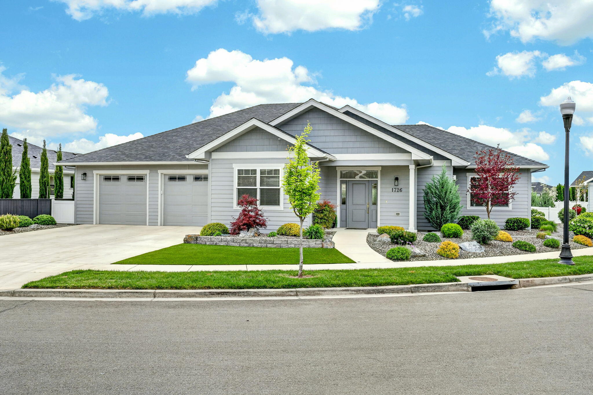 1726 River Run Street Central Point, OR 97502 - Photo 3 of 58