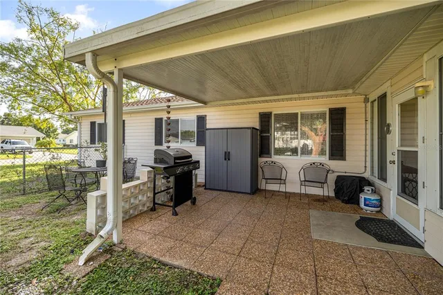 a view of livingroom with furniture