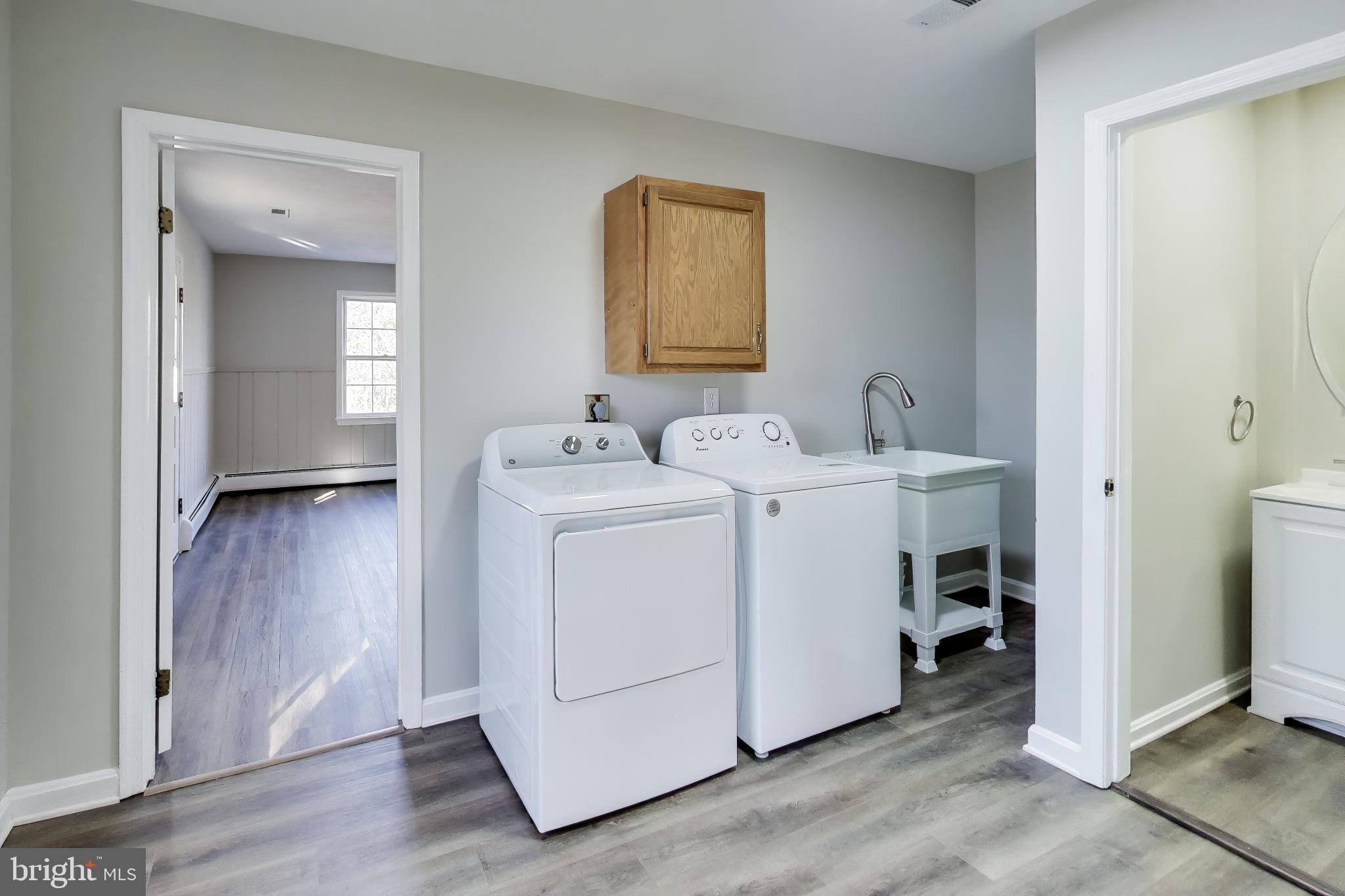 4007 Harrison Road Beltsville, MD 20705 - Photo 27 of 49 a utility room with dryer and washer