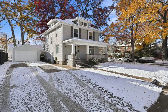 $299,900 | 527 West Oakdale Drive, Fort Wayne, IN 46807