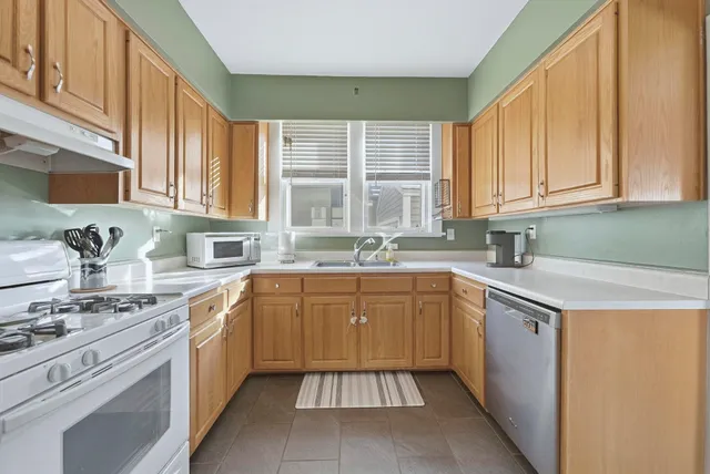 $299,900 | 527 West Oakdale Drive, Fort Wayne, IN 46807