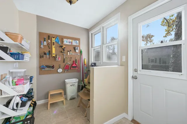 $299,900 | 527 West Oakdale Drive, Fort Wayne, IN 46807