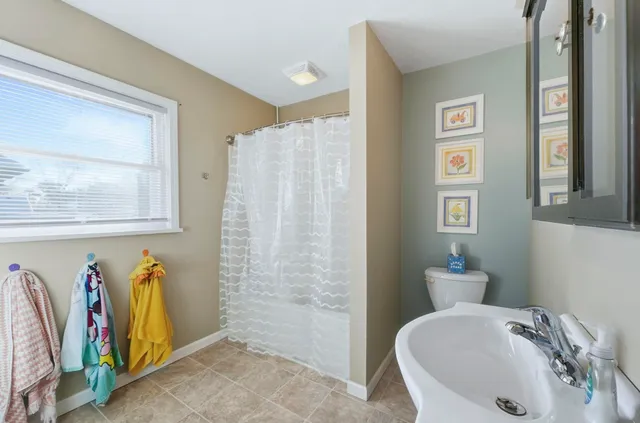 $299,900 | 527 West Oakdale Drive, Fort Wayne, IN 46807