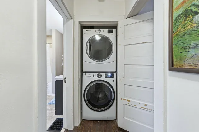 $299,900 | 527 West Oakdale Drive, Fort Wayne, IN 46807