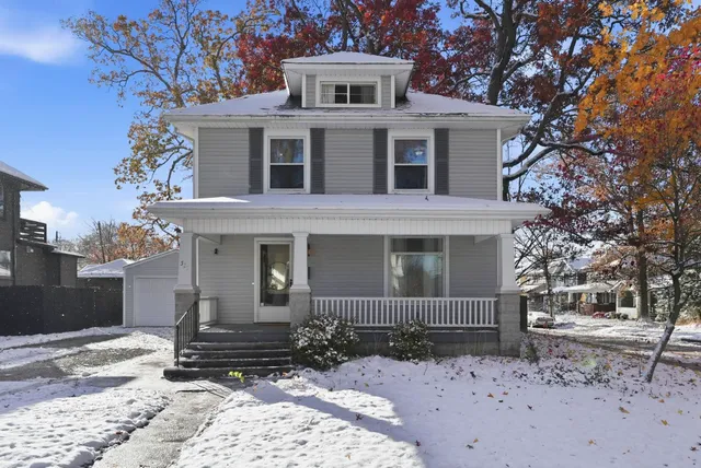 $299,900 | 527 West Oakdale Drive, Fort Wayne, IN 46807