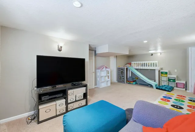 $299,900 | 527 West Oakdale Drive, Fort Wayne, IN 46807