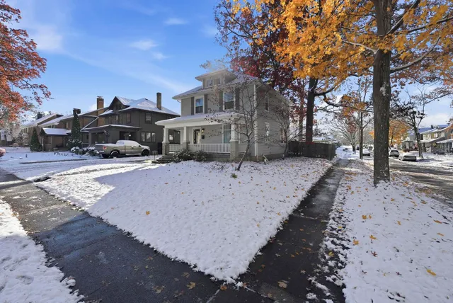 $299,900 | 527 West Oakdale Drive, Fort Wayne, IN 46807