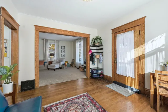 $299,900 | 527 West Oakdale Drive, Fort Wayne, IN 46807