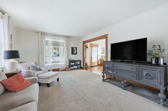 $299,900 | 527 West Oakdale Drive, Fort Wayne, IN 46807