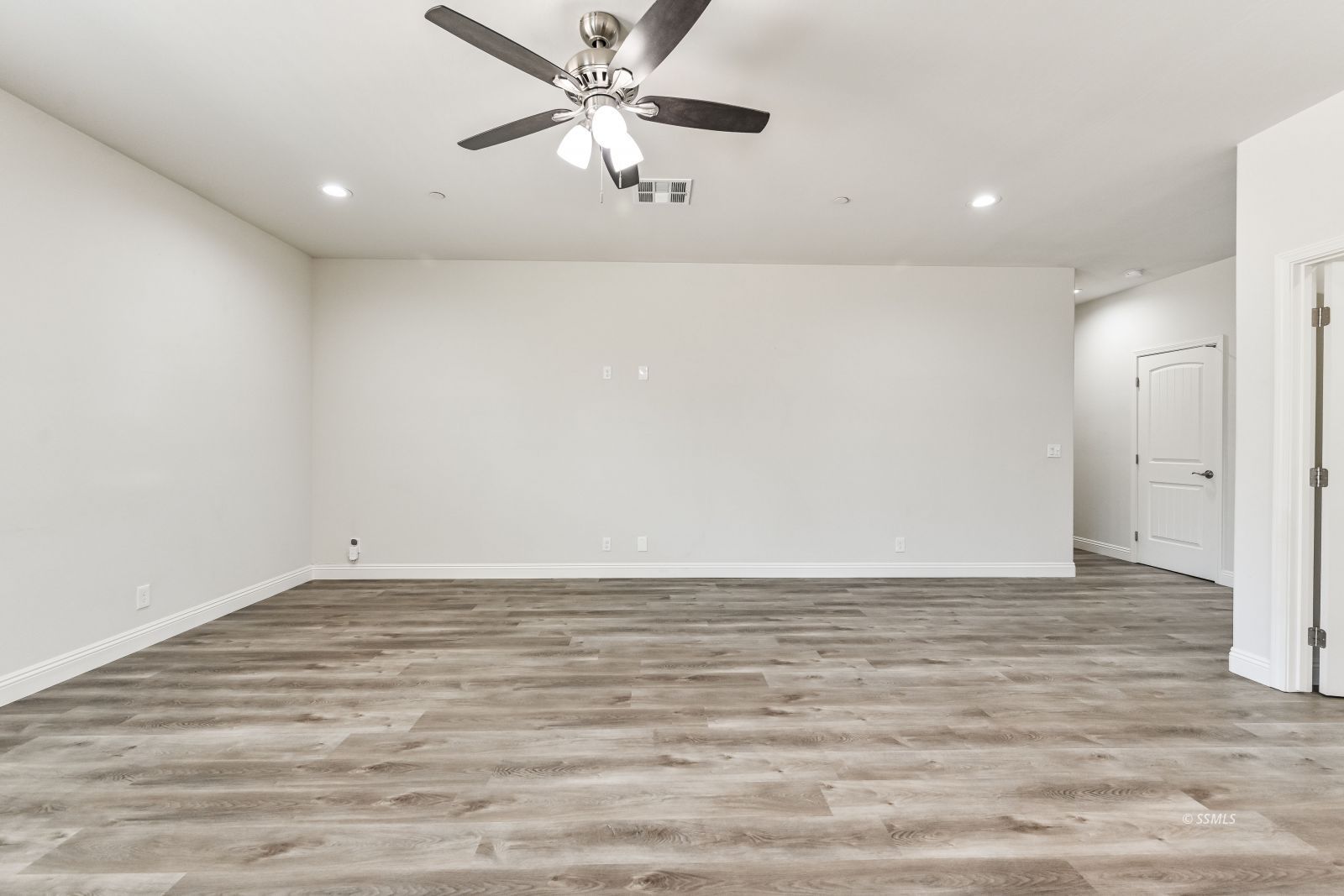 1031 West Church Avenue Ridgecrest, CA 93555 - Photo 16 of 49 a view of an empty room