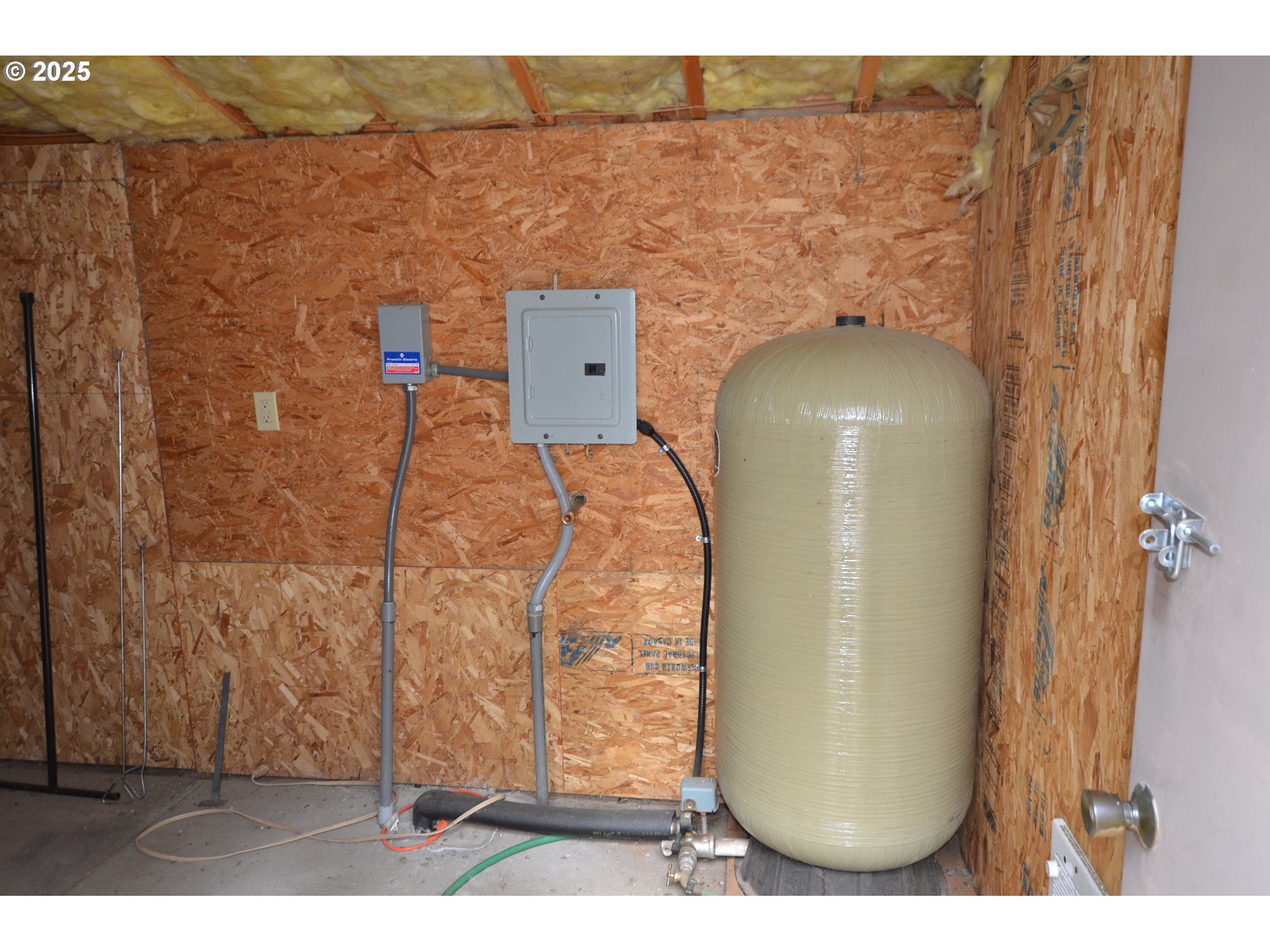 64955 Old Oregon Trail Meacham, OR 97859 - Photo 25 of 47 a bed room with a bed and a chair