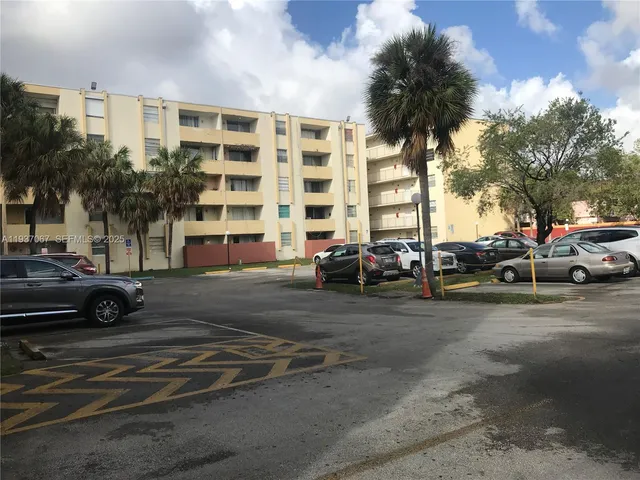 $2,000 | 10000 Northwest 80th Court, Unit 1226, Hialeah Gardens, FL 33016
