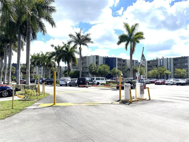 $2,000 | 10000 Northwest 80th Court, Unit 1226, Hialeah Gardens, FL 33016