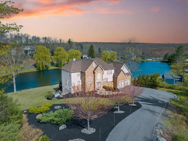 $899,800 | 301 Reagan Drive, East Stroudsburg, PA 18301