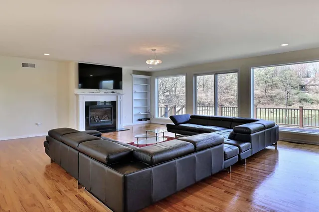 $899,800 | 301 Reagan Drive, East Stroudsburg, PA 18301