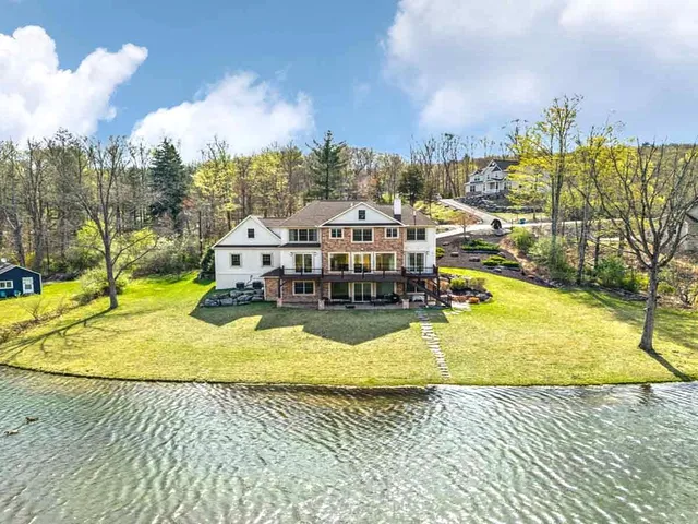 $899,800 | 301 Reagan Drive, East Stroudsburg, PA 18301