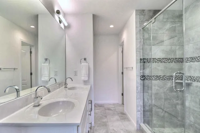 $899,800 | 301 Reagan Drive, East Stroudsburg, PA 18301