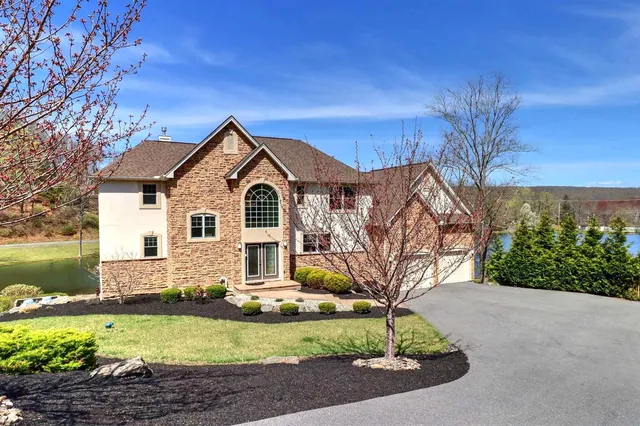 $899,800 | 301 Reagan Drive, East Stroudsburg, PA 18301