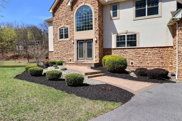 $899,800 | 301 Reagan Drive, East Stroudsburg, PA 18301