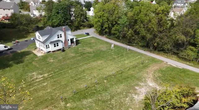 a view of a small house with a yard