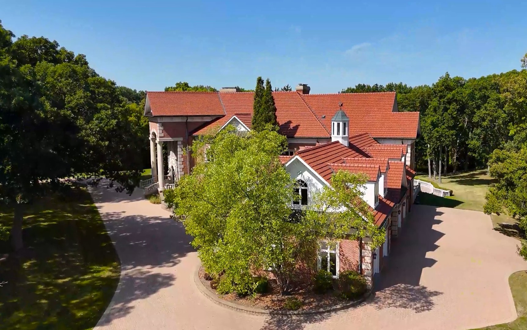 94 Hawthorne Road Barrington Hills, IL 60010 - Photo 2 of 26 an aerial view of a house