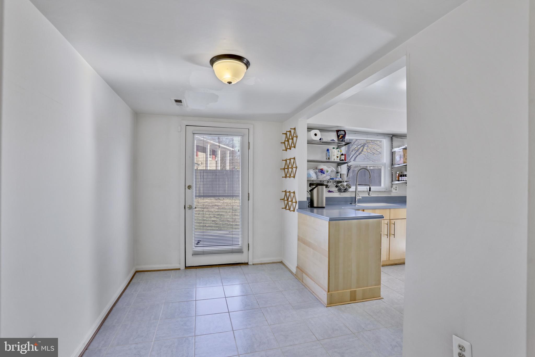 4517 Lees Corner Road Chantilly, VA 20151 - Photo 11 of 27 Kitchen Seating