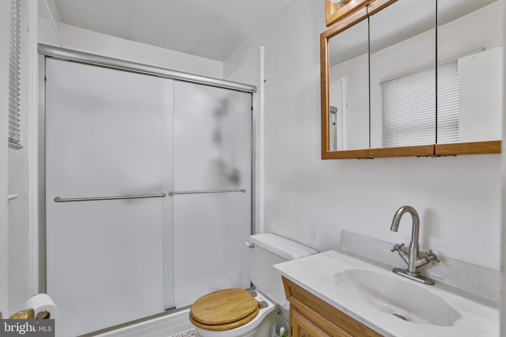 4517 Lees Corner Road Chantilly, VA 20151 - Photo 18 of 27 Primary Bathroom