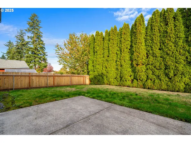 a view of a yard with an trees