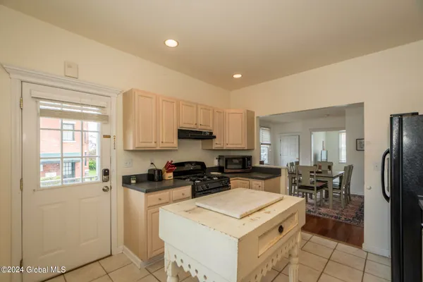 $3,300 | 39 Walton Street, Saratoga Springs, NY 12866