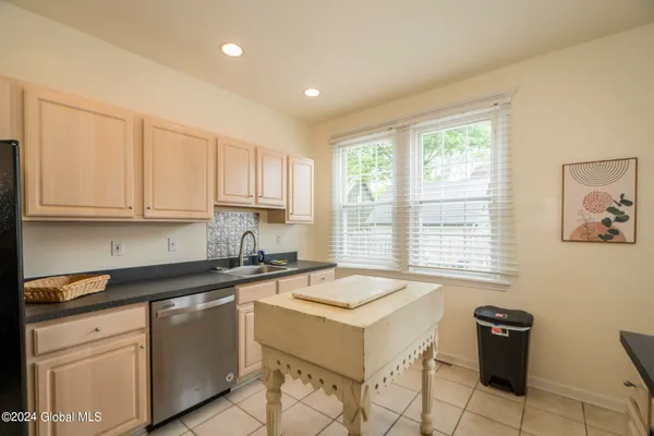 $3,300 | 39 Walton Street, Saratoga Springs, NY 12866