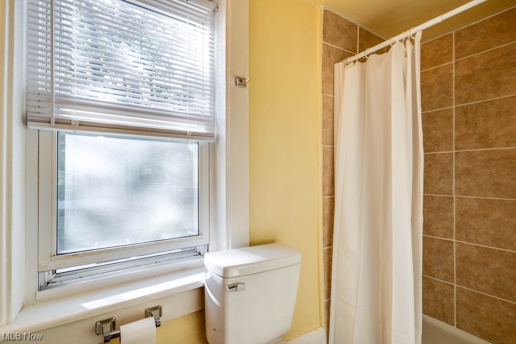 3775 East Waterloo Road Akron, OH 44312 - Photo 25 of 33 Bathroom featuring plenty of natural light and shower / bathtub combination with curtain
