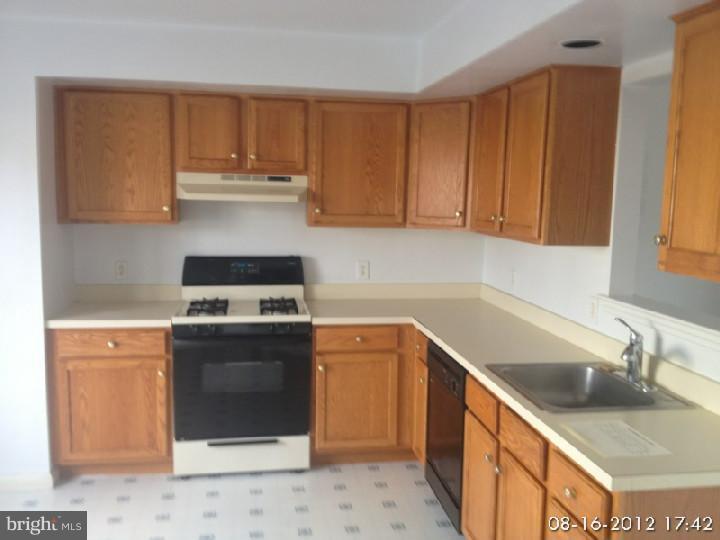 112 Nicole Way Reading, PA 19608 - Photo 4 of 15 Kitchen