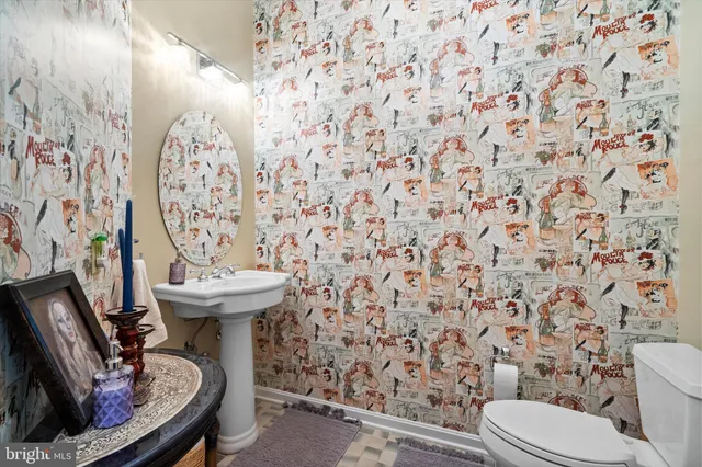 a black and white photo of a room