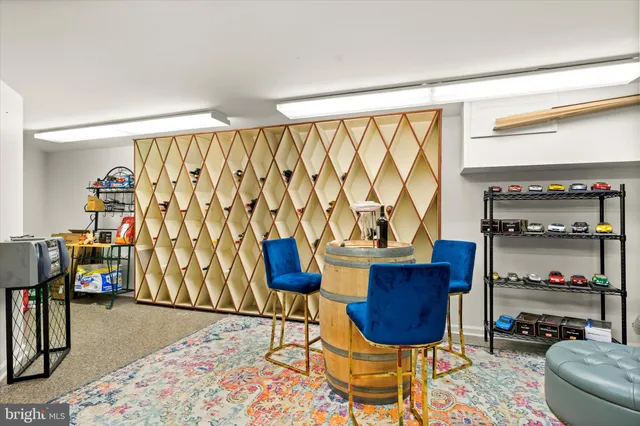 a black and white photo of a room