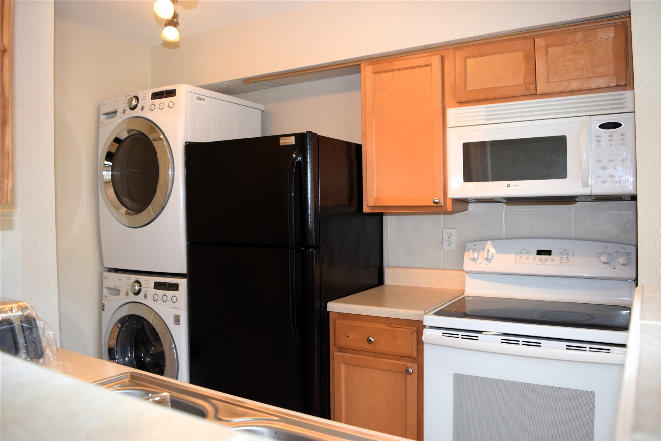 4011 NASA Road 1, Unit 406 Seabrook, TX 77586 - Photo 3 of 17 a utility room with dryer and washer